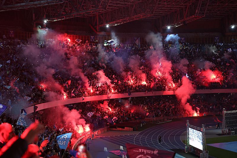 El estadio del Nápoles, el Diego Armando Maradona, también se ha abierto para que los aficionados pudieran reunirse para vivir el partido decisivo que el equipo jugaba en Udine. Y han quemado bengalas para celebrar el éxito