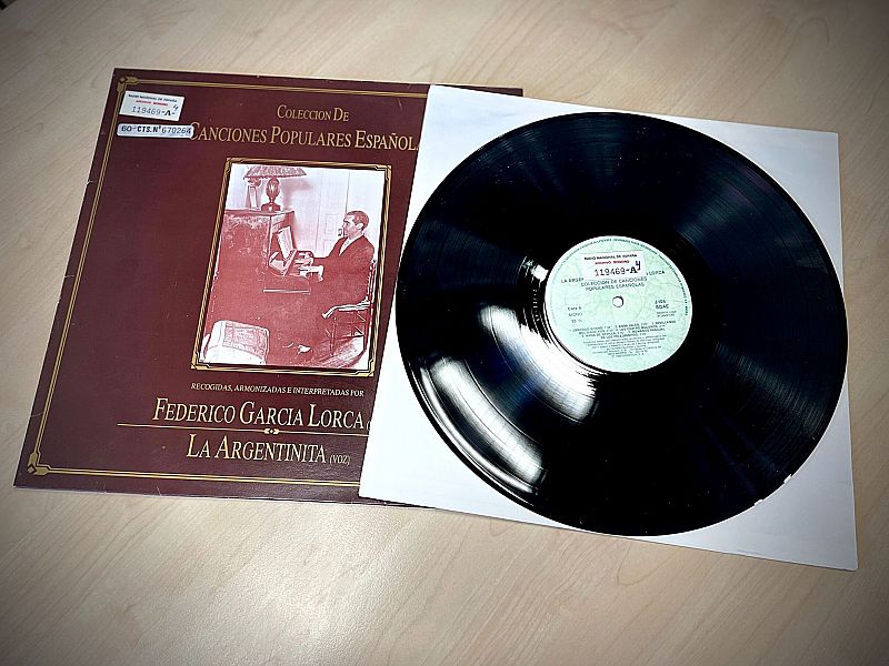 'Colección de canciones populares españolas' con Federico García Lorca, piano, y La Argentinita, voz