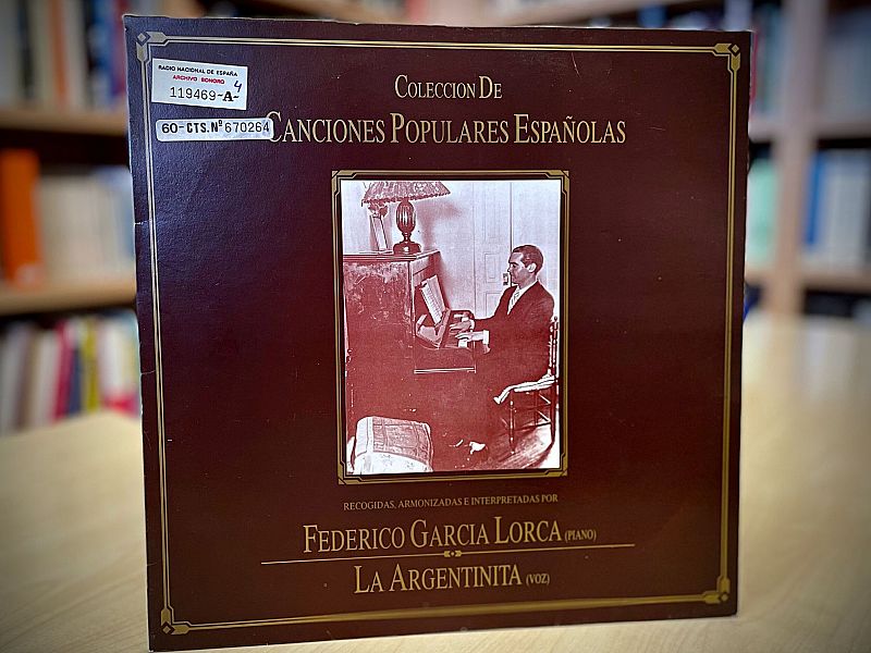 'Colección de canciones populares españolas' con Federico García Lorca, piano, y La Argentinita, voz