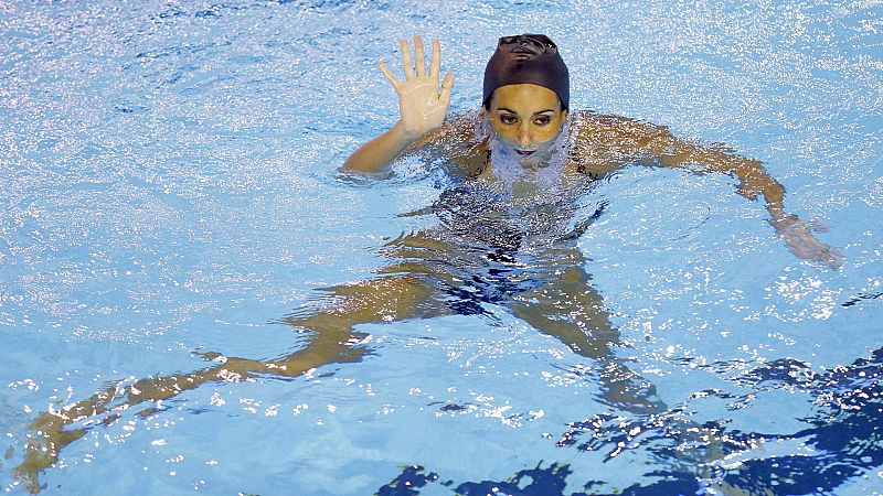 Ona Carbonell saluda desde la piscina