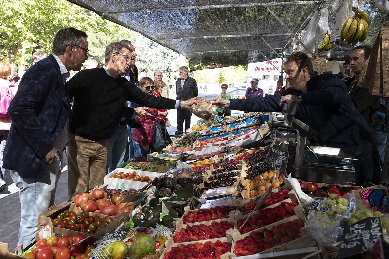Feijóo visita el mercadillo de Alcorcón