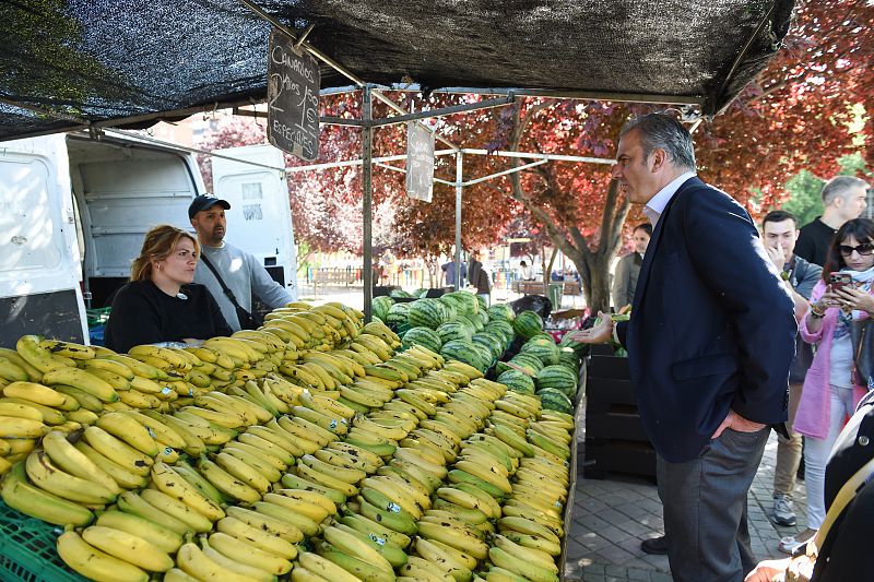 Ortega Smith visita el Mercadillo de Villa de Vallecas
