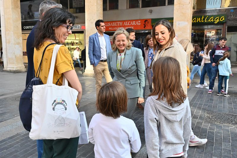 Nadia Calviño saluda a simpatizantes en Palencia