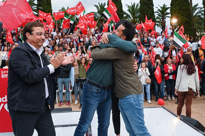 Sánchez se abraza con el candidato socialista a la Alcaldía de Badajoz