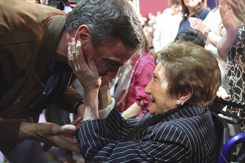 Sánchez abraza a una histórica militante socialista de 104 años en Gijón