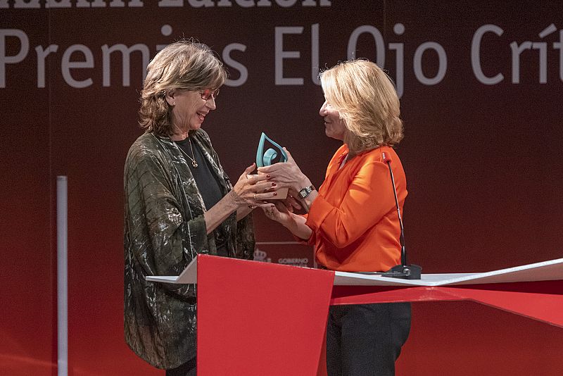 Elena Sánchez Caballero entrega el Premio Iberoamericano a Pilar del Río, presidenta de la Fundación José Saramago