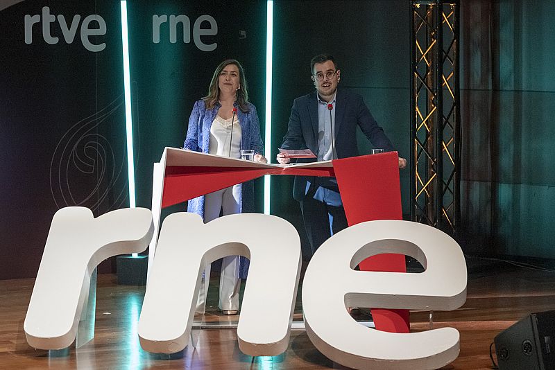 Laura Barrachina y Rubén Nevado, presentadores de la gala