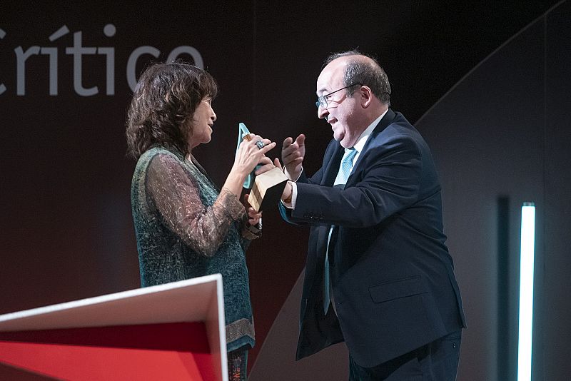 El ministro de Cultura y Deporte, Miquel iceta, entrega el Premio Ojo Crítico Especial a Rosa Montero