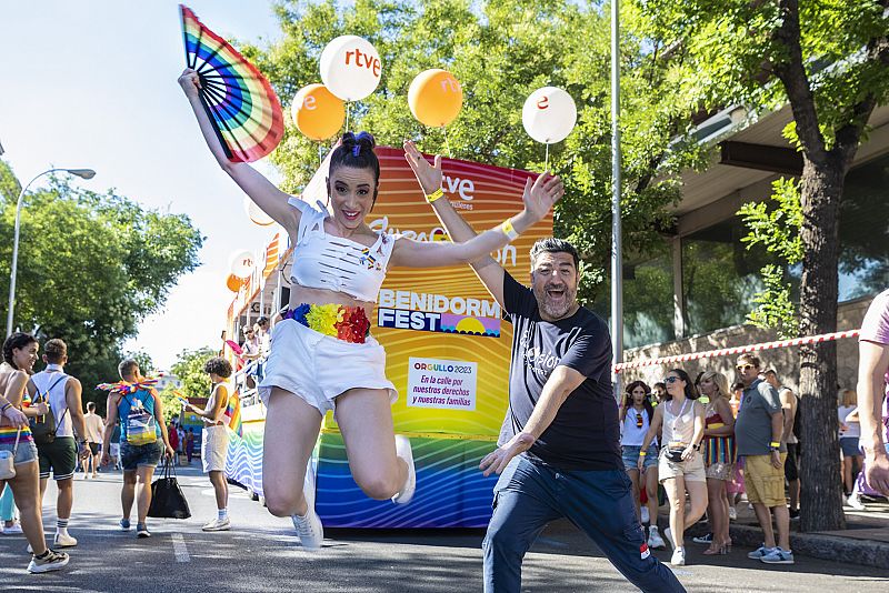 Blanca Paloma y Toni Aguilar en la carroza de RTVE