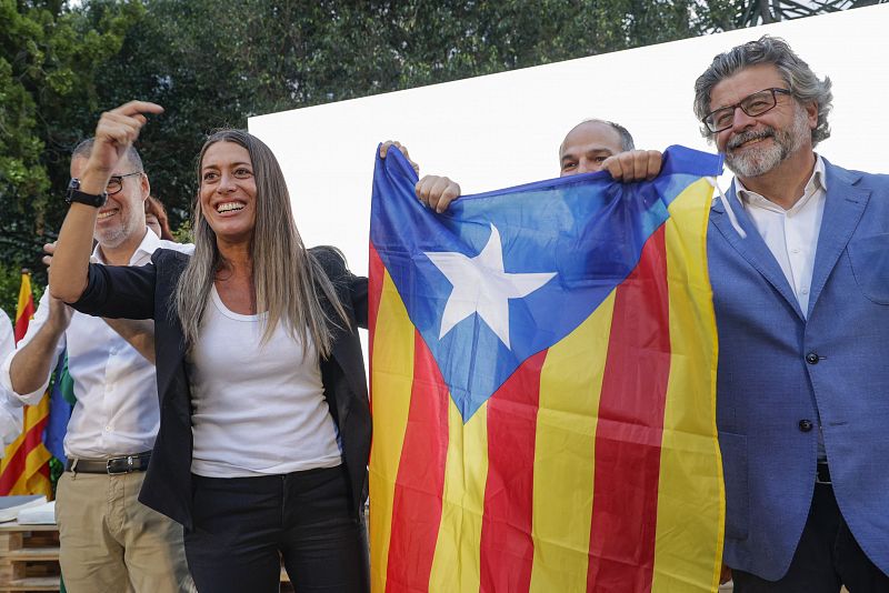 Junts inicia su campaña en Barcelona levantando una estelada