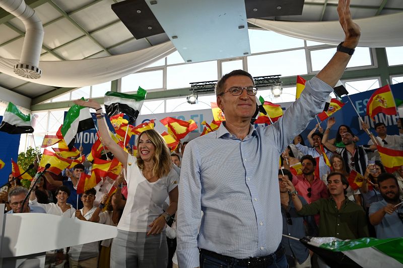 El candidato del PP a la Presidencia del Gobierno, Alberto Núñez Feijóo, y la presidenta del PP de Extremadura, María Guardiola, participan en un acto en Badajoz, Extremadura.