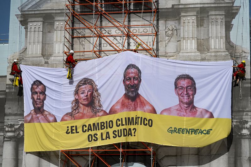 Greenpece despliega una lona en Madrid con candidatos "sudando" por el cambio climático