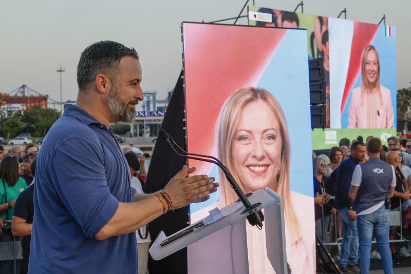 Abascal junto a una imagen de Giorgia Meloni