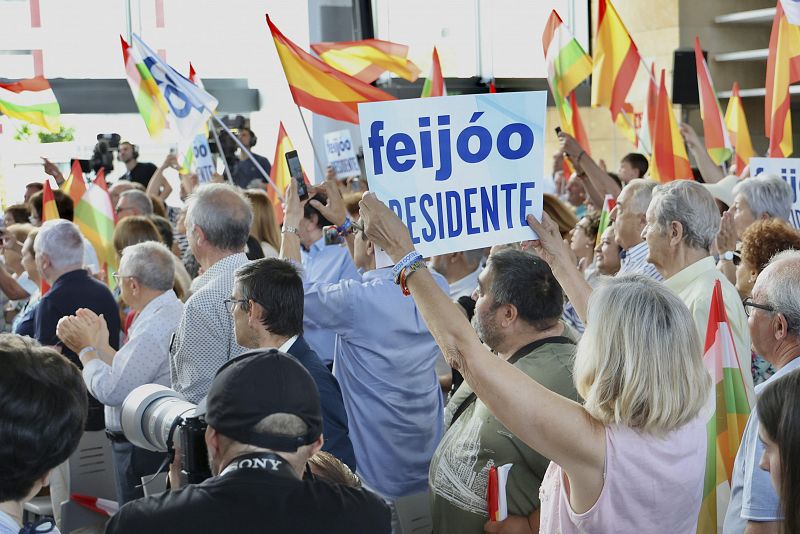 Una simpatizante con un cartel en apoyo a Feijóo