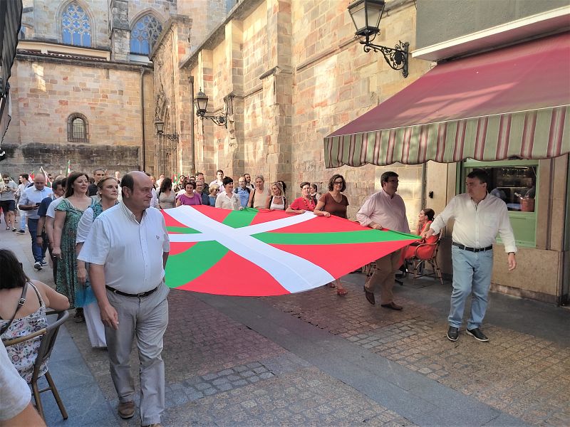 Dirigentes del PNV portan una gran ikurria por las calles de Bilbao