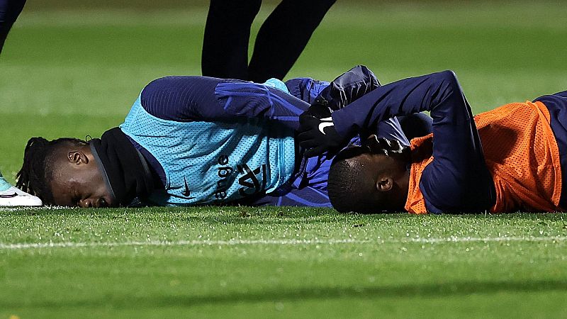 El francés Eduardo Camavinga se duele en el césped.