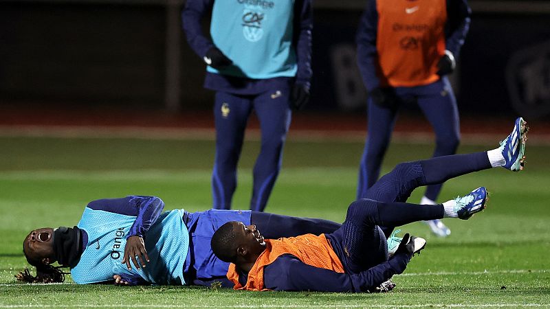 Eduardo Camavinga se duele en un entrenamiento con Francia.