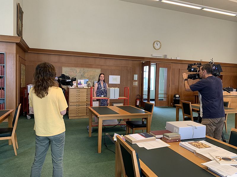 Reporteros de TVE grabando documentos de la declaración de derechos humanos
