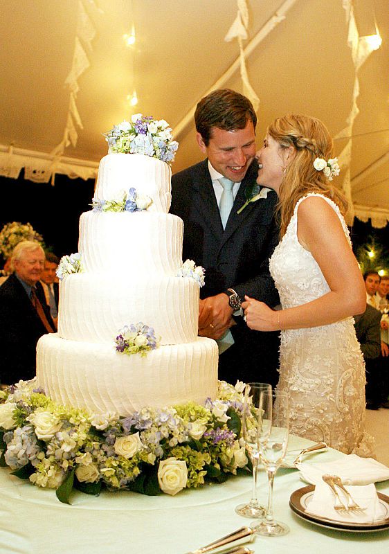 Jenna Bush, hija del presidente estadounidense, George W. Bush, junto a Henry Hager mientras cortan el pastel de bodas tras la ceremonia matrimonial celebrada en el rancho que el mandatario estadounidense tiene en Crawford, Texas (Estados Unidos) aye