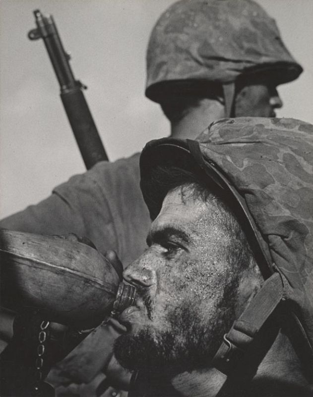 Soldado en primera línea de batalla con cantimplora, 1945