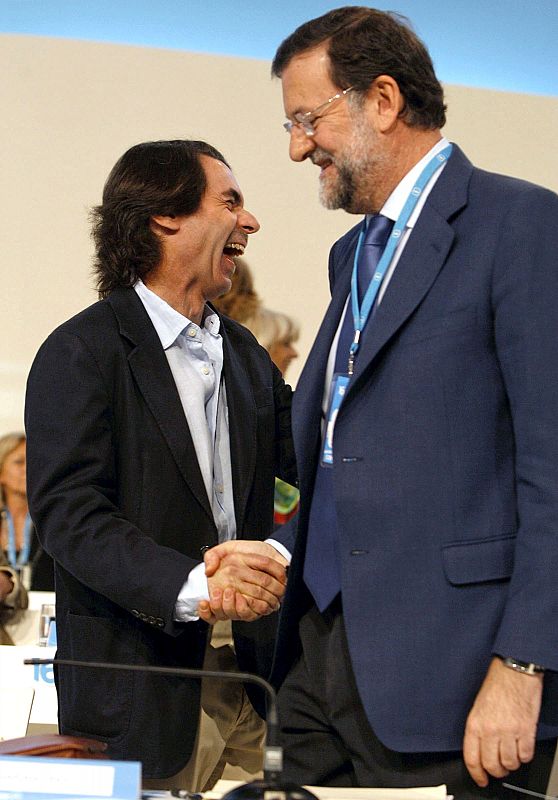 Rajoy saluda a Aznar en el Congreso del PP