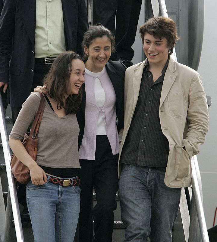 Ingrid Betancourt desciende del avión abrazada a sus hijos.