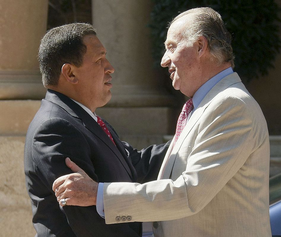 El rey Juan Carlos y el presidente de presidente venezolano, Hugo Chávez conversan a las puertas del Palacio de Marivent de Palma de Mallorca, residencia de verano de la Familia Real.