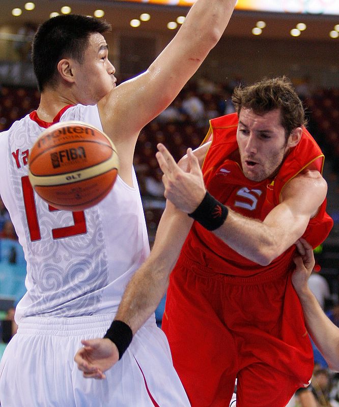 Rudy Fernandez lucha el balón en un partidazo del escolta.