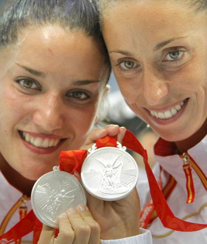Mengual y Fuentes sonríen con la medalla de plata que ganaron en la final de la modalidad de dúos de natación sincronizada.