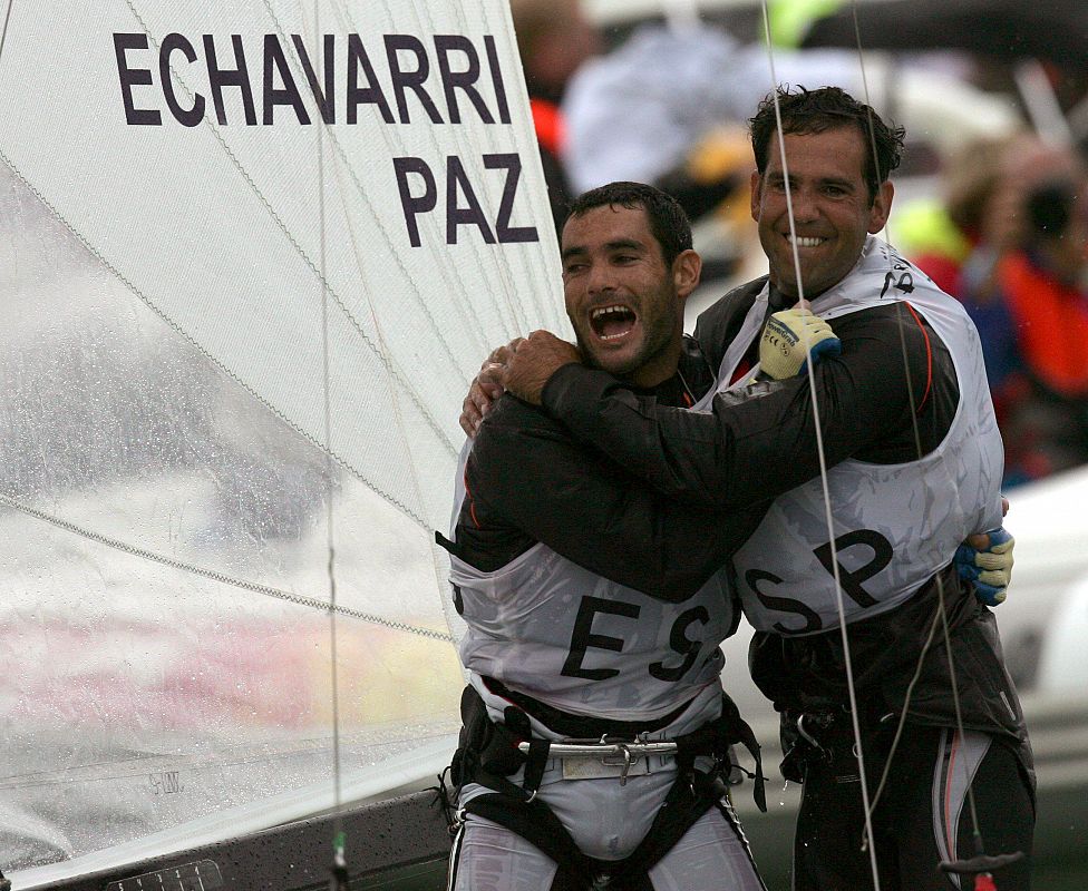 Los regatistas españoles celebran su medalla de oro en la competición de vela clase Tornado.