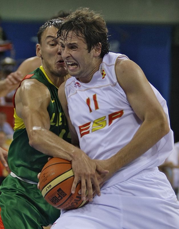 El lituano Jasikevicius arrebata un balón a Raúl López.