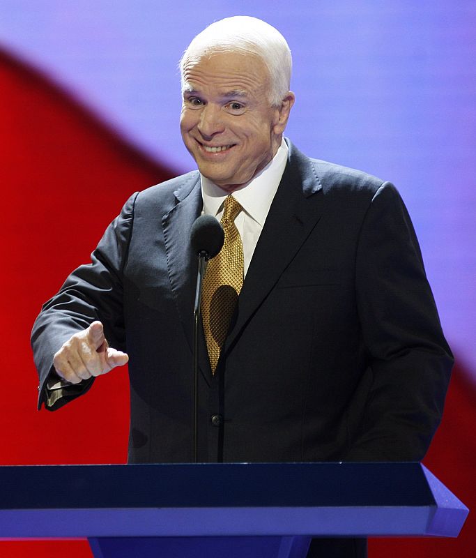 John McCain durante su discurso de aceptación para ser candidato a la presidencia de la Casa Blanca por el Partido Republicano.