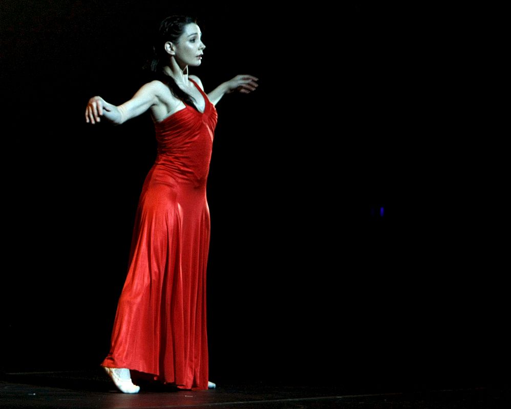 La bailarina Tamara Rojo durante su actuación esta noche en la ceremonia de clausura de la Expo de Zaragoza.