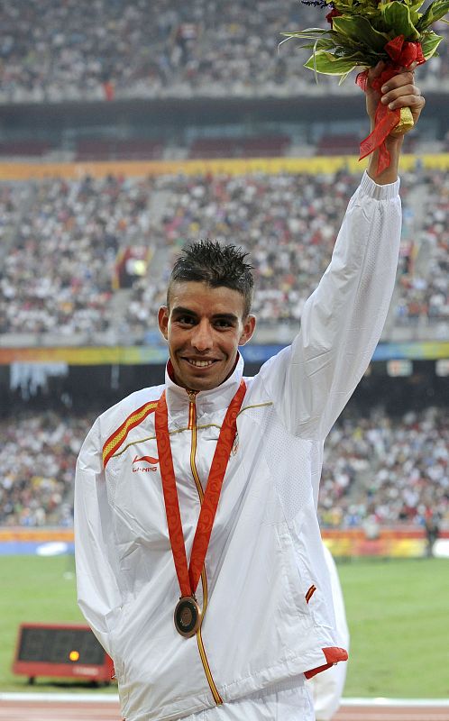 Ait Khamouch, en el podium con la medalla de bronce  que ha logrado, gracias a un poderoso final.