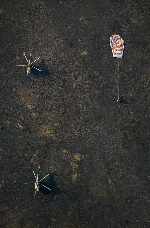 Momento del aterrizaje de la cápsula rusa Soyuz que ha vuelto a la Tierra, en concreto en Kazajstán, llevando a dos tripulantes rusos y al sexto turista espacial, el estadounidense, Richard Garriott.
