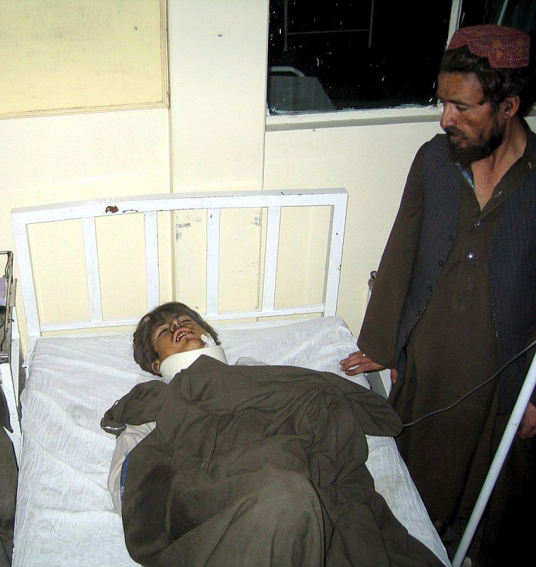 Uno de los heridos del terremoto, procedente de Ziarat, recibe tratamiento médico en un hospital.