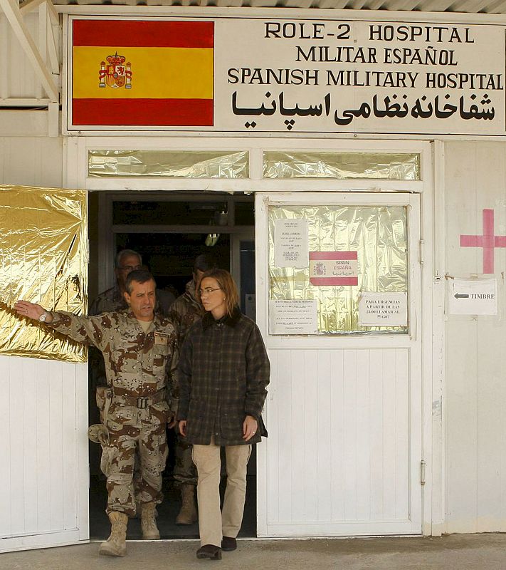 La ministra de Defensa ha visitado el hospital militar de campaña, a su llegada a Afganistán.