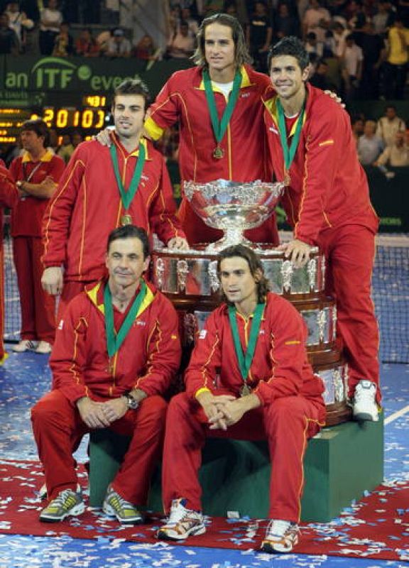 El equipo español celebra su triunfo con el trofeo de la Copa Davis tras  la victoria de Fernando Verdasco ante el argentino José Acasuso. 