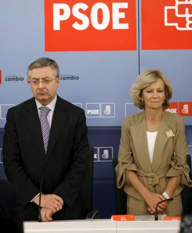 José Blanco y Elena Salgado guardan un minuto de silencio en la sede del PSOE