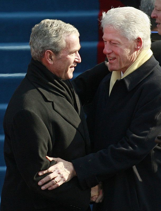 Bill Clinton saluda a George W. Bush durante la ceremonia de investidura de Barack Obama.
