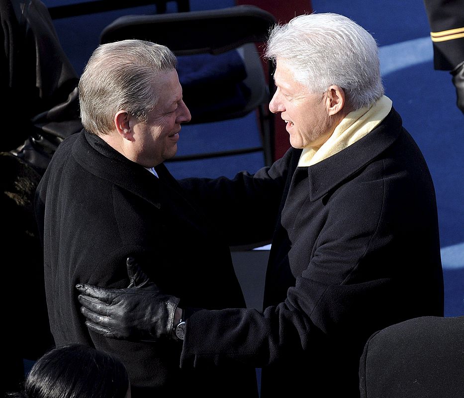 El ex presidente Bill Clinton saluda al ex vicepresidente Al Gore , a su llegada a la ceremonia de investidura de Barack Obama como el 44 presidente de EEUU, en Washington DC, Estados Unidos.