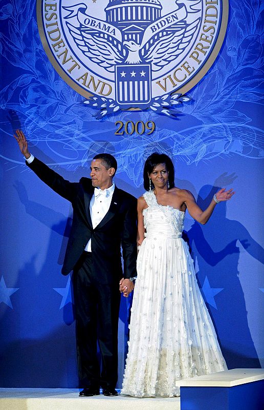 El presidente estadounidense, Barack Obama, y su esposa, Michelle, saludan a su llegada al Baile de los Estados del Centro-Oeste, organizado con motivo de su investidura en Washington.