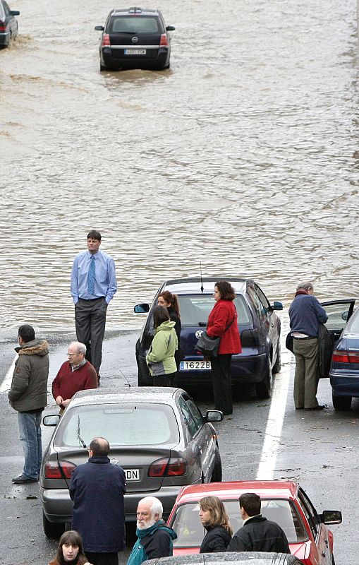 Conductores atrapados en la A-8, en Bilbao, anegada por las fuertes lluvias de las últimas horas.