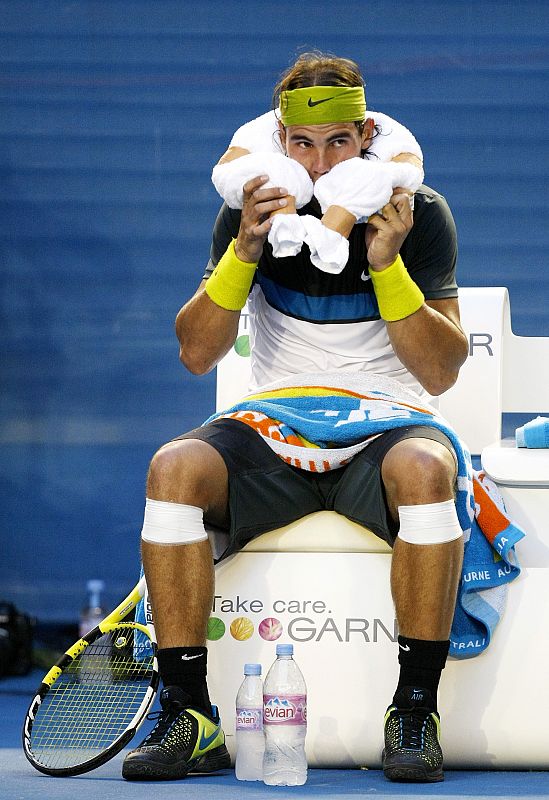 Rafael Nadal se refresca durante una pausa del partido.