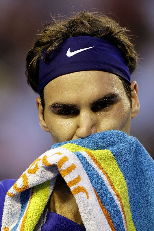 Como en todos los partidos en los que se enfrenta con Nadal, Federer ha corrido más de lo que habitúa. En la imagen le vemos secándose el sudor.