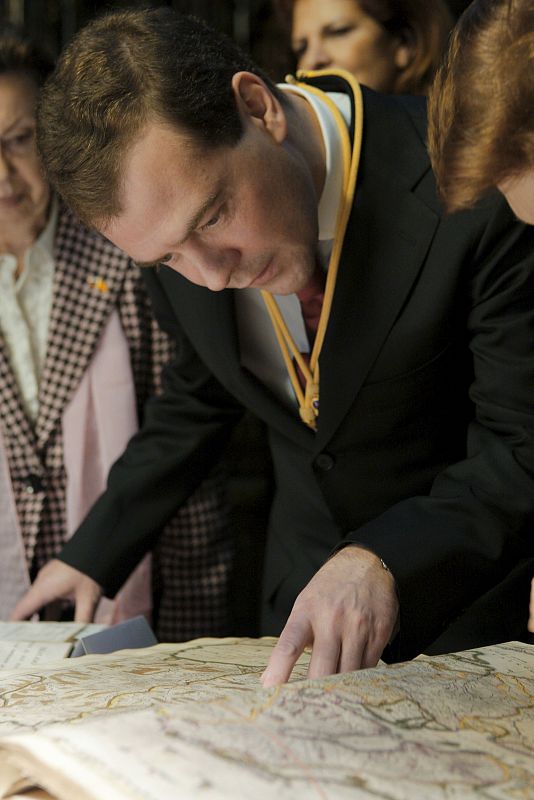 Dimitri Medvedev observa un atlas durante la visita que realizó al Senado