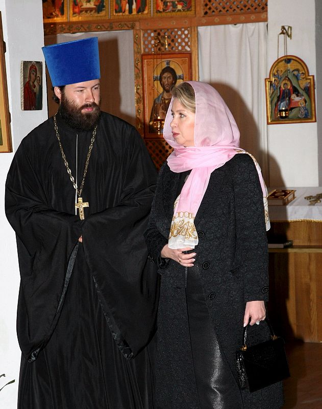 La primera dama rusa, Svetlana Medvedeva, conversa con el sacerdote Andrei Kordochkin
