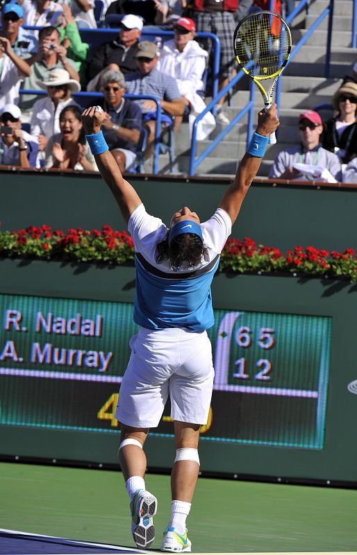 El tenista español Rafael Nadal celebra su victoria en Indian Wells tras arrollar a Murray por 6-1, 6-2.