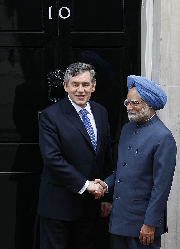 Britain'sGordon Brown saluda al primer ministro indio, Manmohan Singh, en la puerta del número 10 de Downing Street