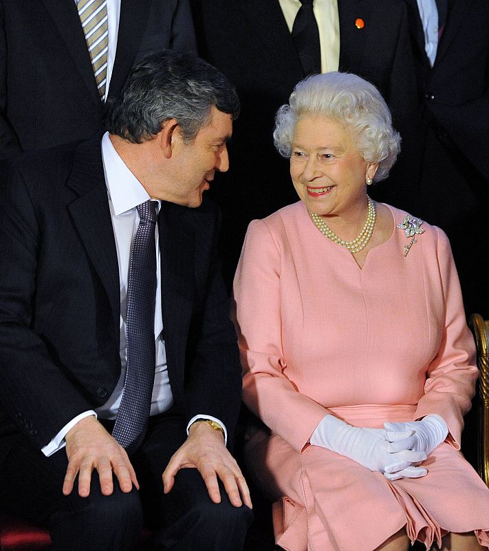 Gordon Brown conversa con la Reina Isabel de Inglaterra